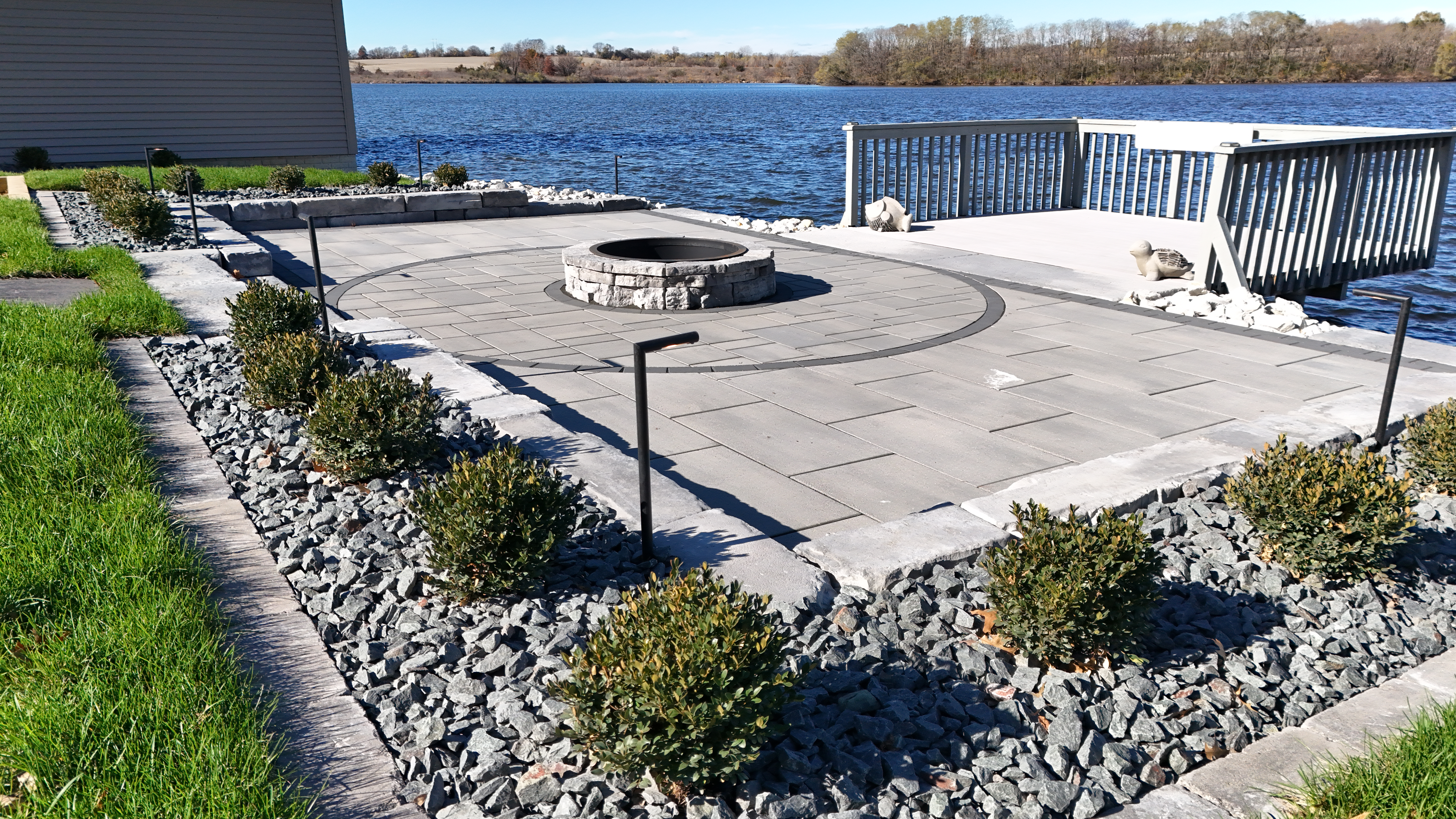 A paver patio in Waukee, IA, with a matching retaining wall and steps.